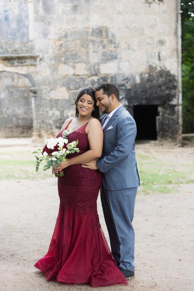 Ediandry con bouquet frente a las ruinas coloniales