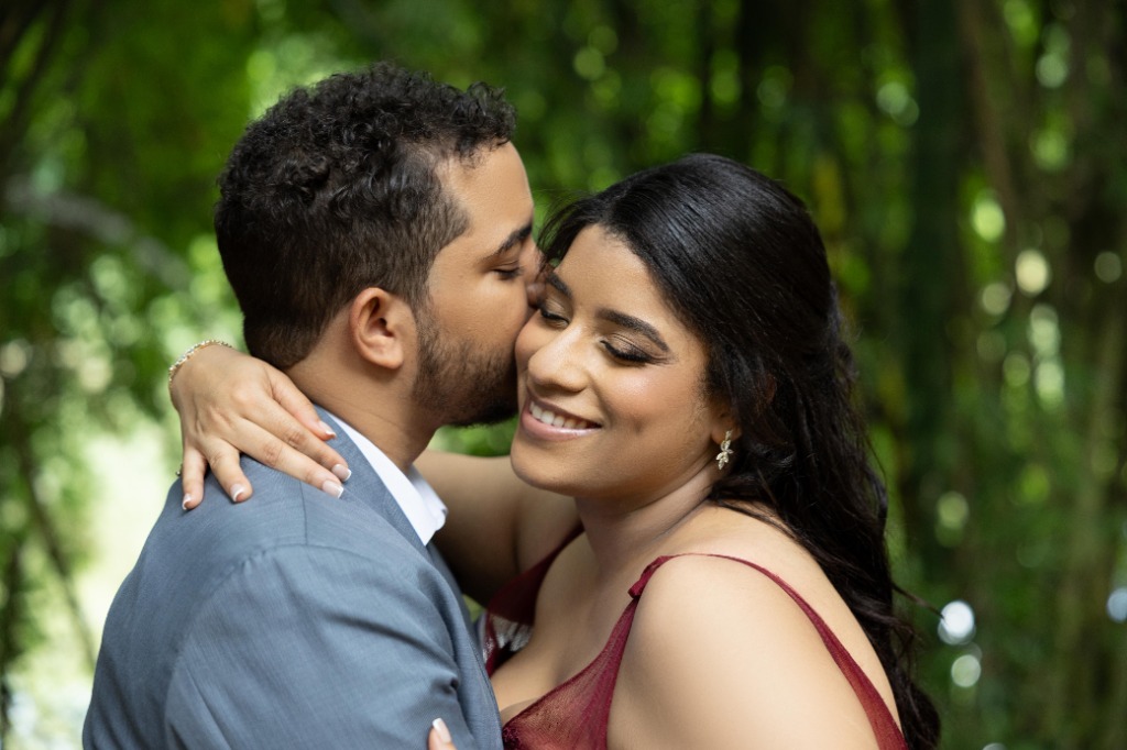 Beso en la mejilla entre bambúes